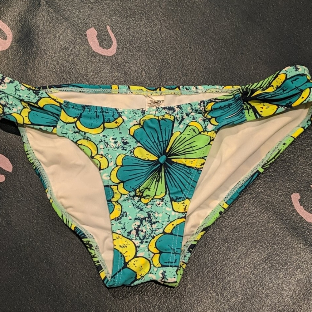 NWOT spunky bikini bottom in shades of green